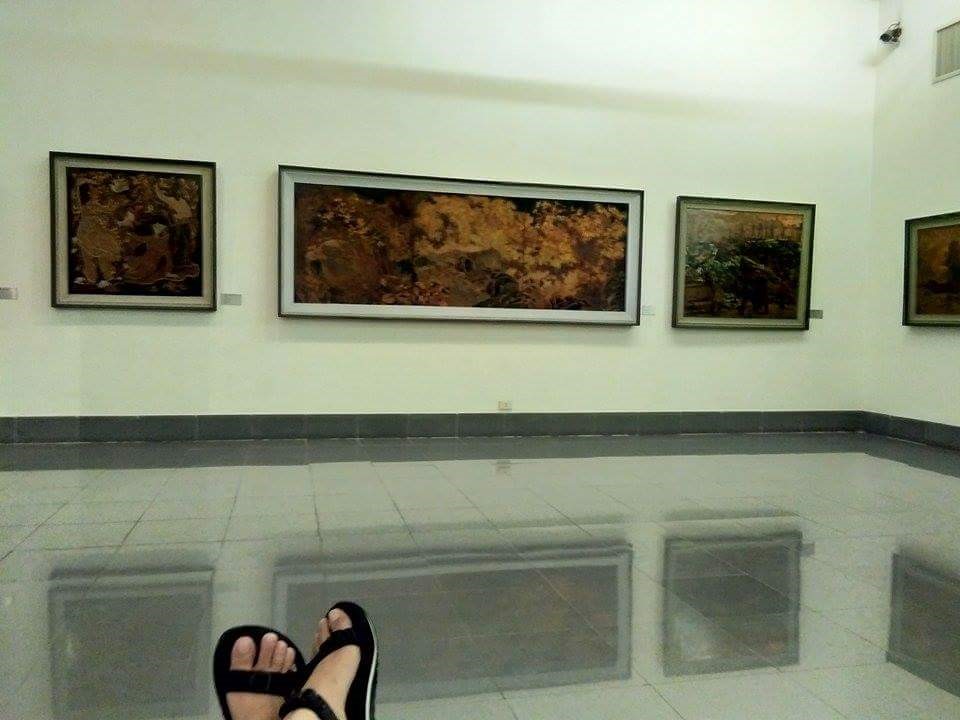 Me chilling with some Asian art | © Janine Dhuka/myTEFL