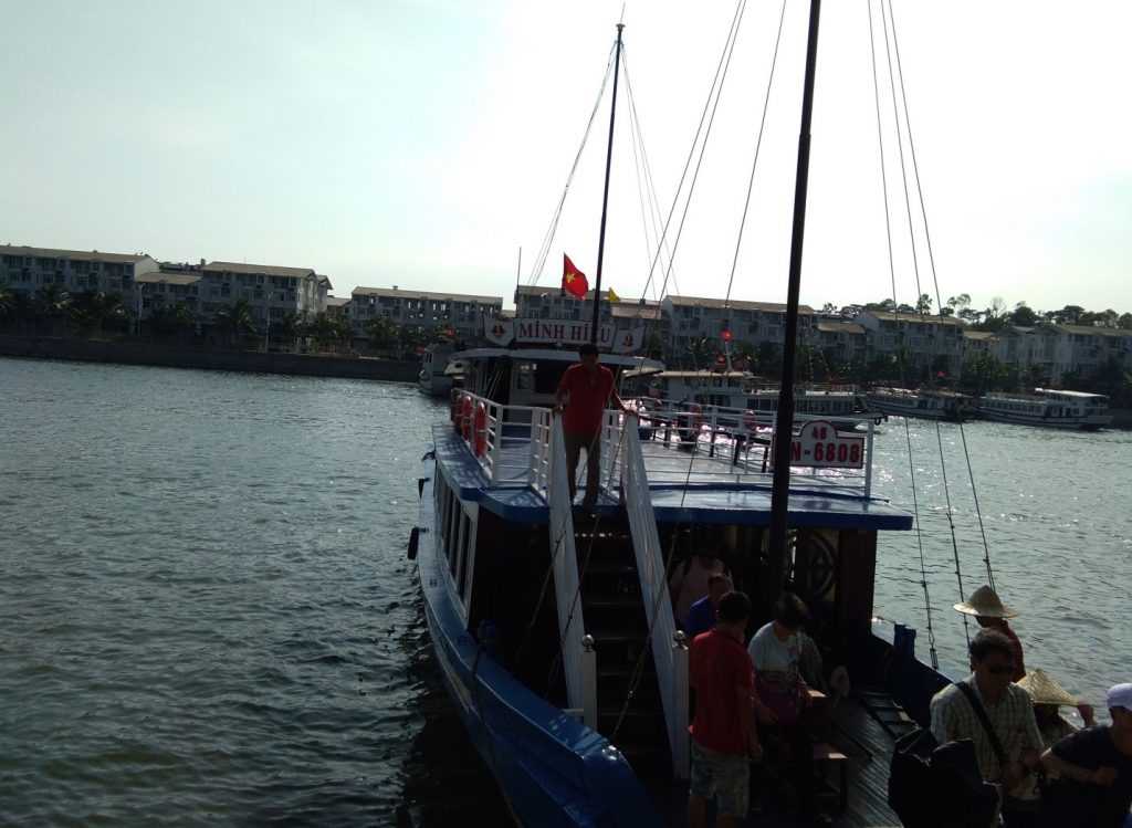 Boarding the boat to Ha Long | © Janine Dhuka/myTEFL